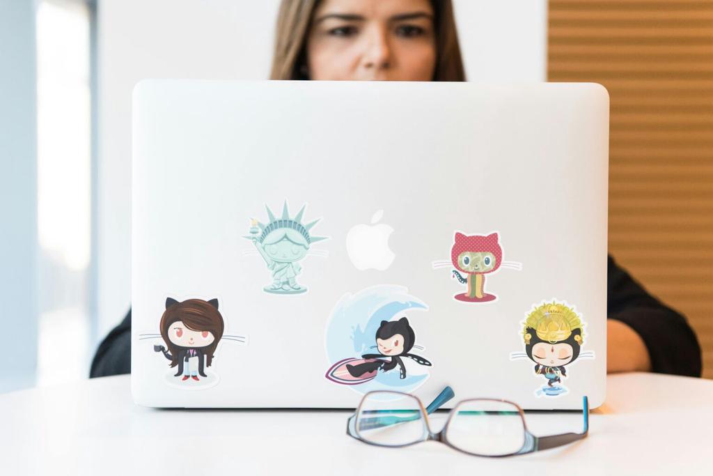 A Beginner’s Guide to Creating Digital Stickers Using Canva 2024